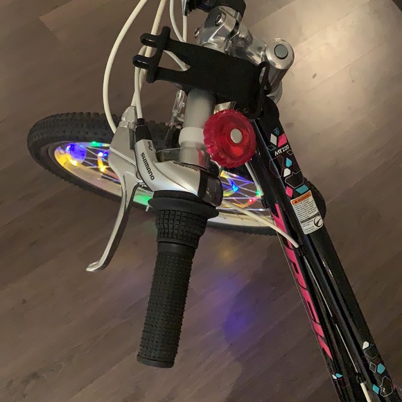 Used MT 220 Girls 24" Black/Pink 2015 - Picture 5 of 7